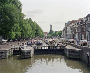 805196 Afbeelding van pleziervaartuigen in de druk bezette Weerdsluis te Utrecht, vanaf de Stenenbrug over de Vecht.